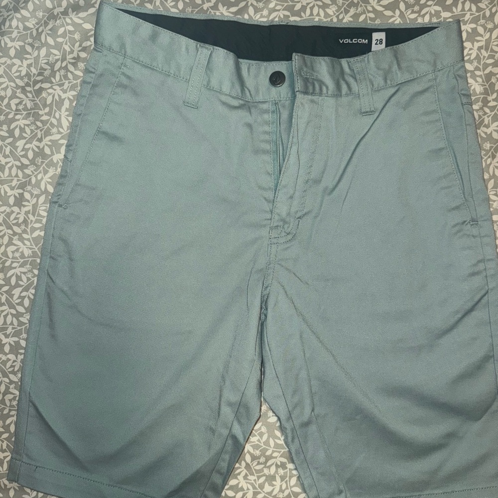 Volcom men’s shorts. Size 28